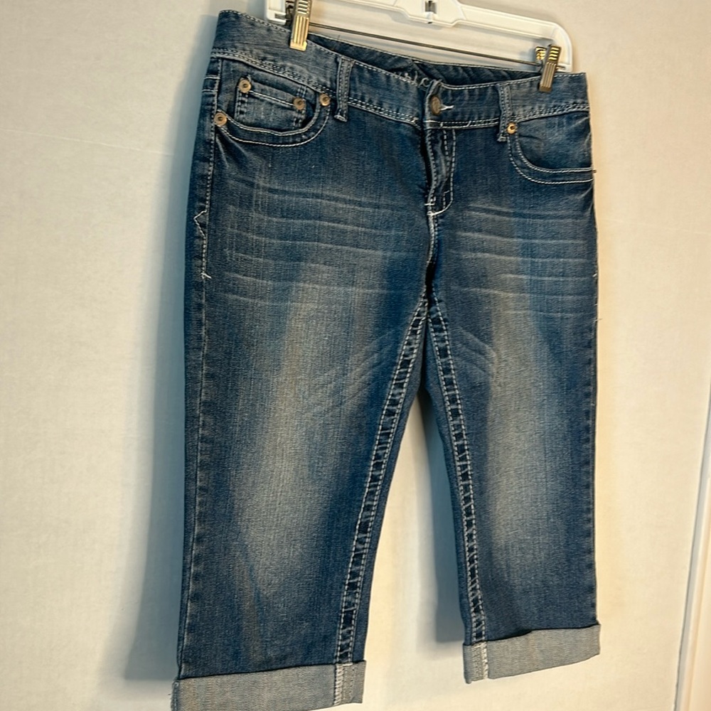 Maurice’s Low Rise Medium Wash Cuffed Denim Capri. Size 7/8